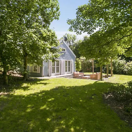 Holiday home Loevesteijn: Coastal Retreat With Garden Terrace Ouddorp