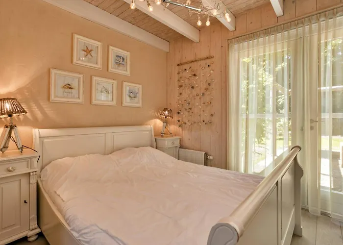 Holiday home Loevesteijn: Coastal Retreat With Garden Terrace Ouddorp