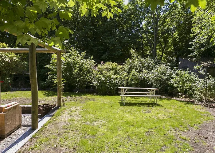 Holiday home Loevesteijn: Coastal Retreat With Garden Terrace Ouddorp