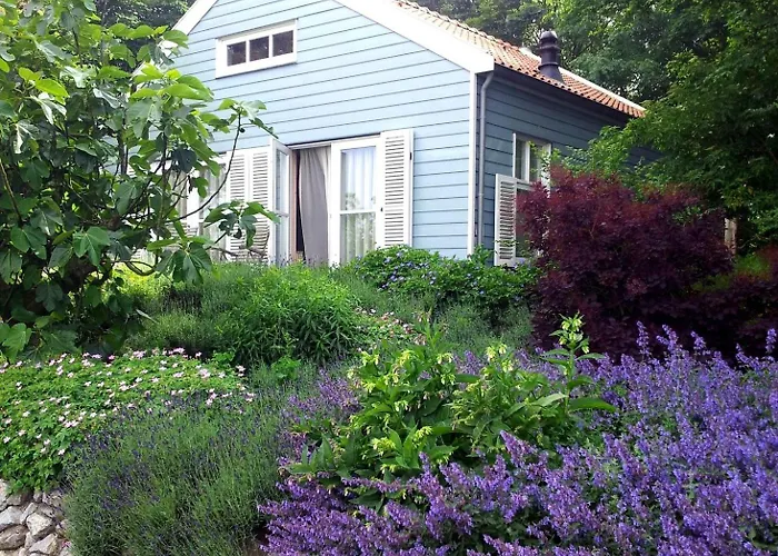 Holiday home Loevesteijn: Coastal Retreat With Garden Terrace Ouddorp