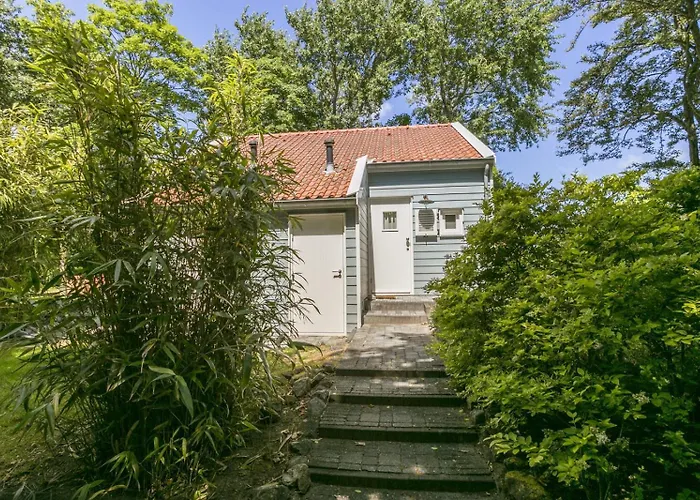 Loevesteijn: Coastal Retreat With Garden Terrace Ouddorp