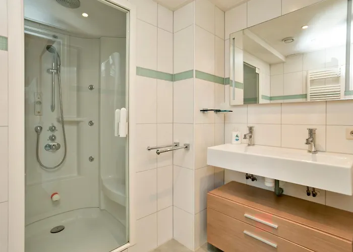 Loevesteijn: Coastal Retreat With Garden Terrace * Ouddorp