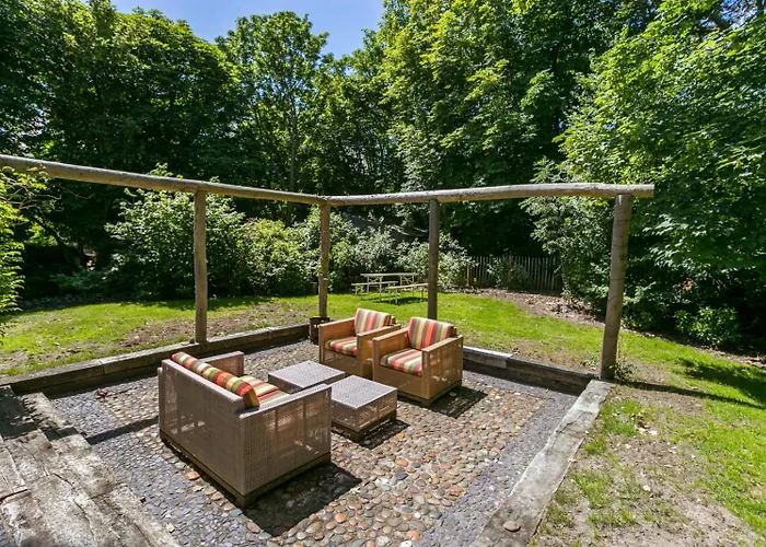 Holiday home Loevesteijn: Coastal Retreat With Garden Terrace Ouddorp